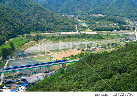 【韓国/原州】小金山グランドバレーから見た山間部の集落とKTX車両 127228750