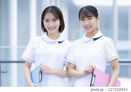 医療　女性看護師のポートレート　 127228933