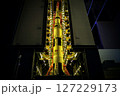 ライトアップされたロケットのジオラマ 127229173
