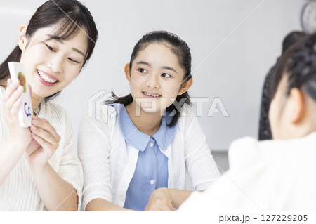 英語の勉強をする子ども 英語の勉強をする子ども 127229205