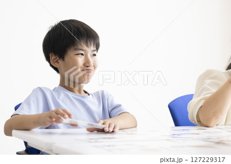 真剣に話を聞く子ども 127229317