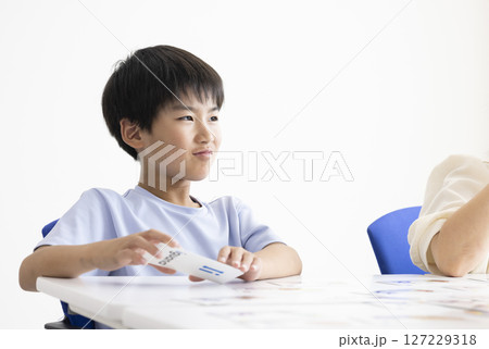 真剣に話を聞く子ども 真剣に話を聞く子ども 127229318