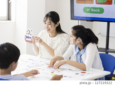 英語の授業を受ける子どもたち 英語の授業を受ける子どもたち 127229322