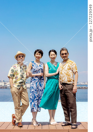 肩を組むシニア 肩を組むシニア 127229349