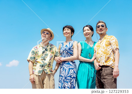 肩を組むシニア 127229353