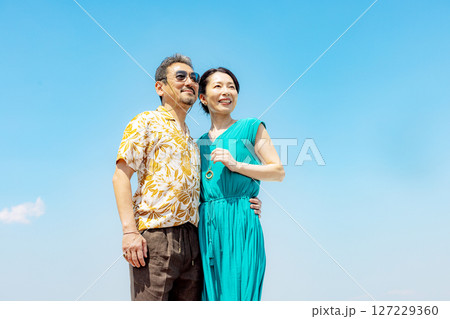 旅行をする肩を組むカップル 127229360