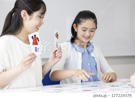 英語の授業を受ける子どもたち 英語の授業を受ける子どもたち 127229376