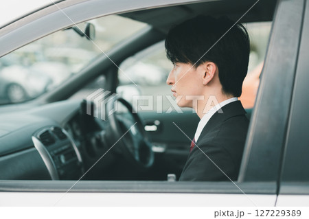 助手席に座るビジネスパーソン 127229389