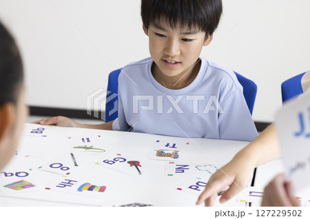 英語の授業を受ける子どもたち 127229502
