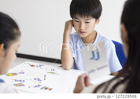 英語の授業を受ける子どもたち 127229508