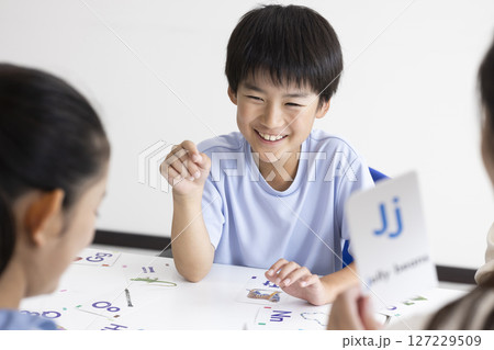 英語の授業を受ける子どもたち 127229509