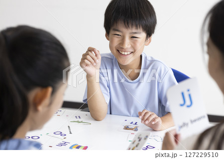 英語の授業を受ける子どもたち 127229510