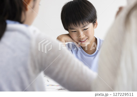 英語の授業を受ける子どもたち 英語の授業を受ける子どもたち 127229511
