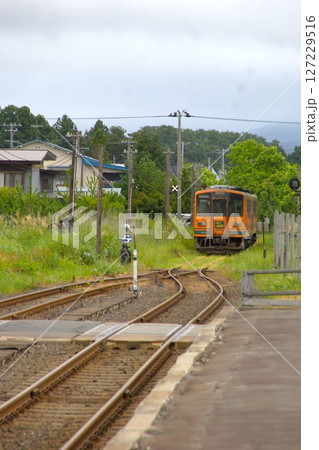 津軽鉄道の風景　金木駅　レールバス気動車　津軽21形　 127229516