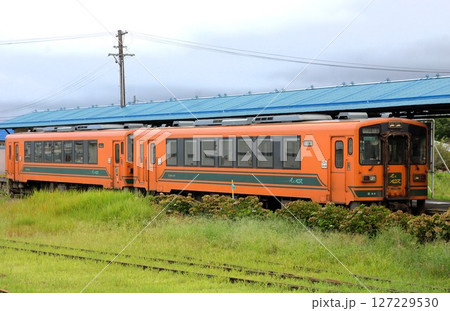 津軽鉄道の風景 津軽五所川原駅(レールバス気動車 津軽21形) 津軽鉄道の風景 津軽五所川原駅(レールバス気動車 津軽21形) 127229530