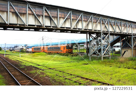 津軽鉄道の風景　津軽五所川原駅　跨線橋とレールバス気動車　津軽21形 127229531
