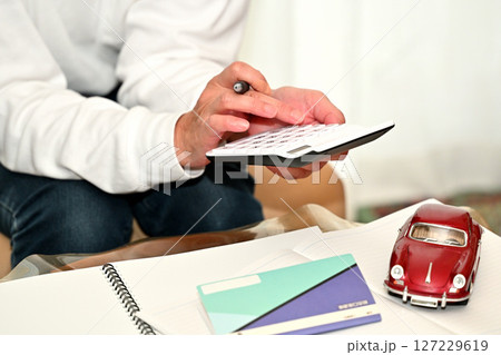 自動車とお金で悩むシニア 自動車とお金で悩むシニア 127229619
