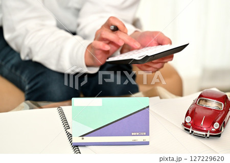 自動車とお金で悩むシニア 127229620