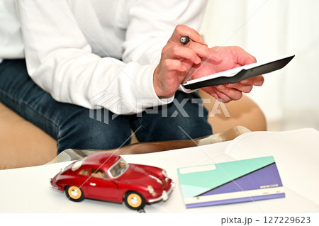 自動車とお金で悩むシニア 127229623