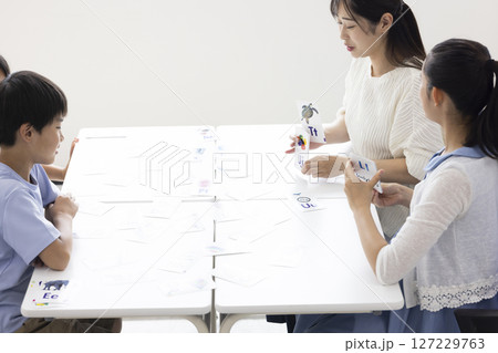 英語の授業を受ける子どもたち 127229763