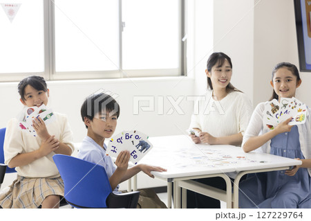 英語の授業を受ける子どもたち 127229764