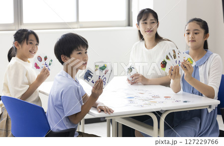 英語の授業を受ける子どもたち 127229766