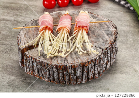 Raw roll with enoki and bacon 127229860