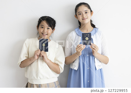 パスポートを持つ小学生 パスポートを持つ小学生 127229955