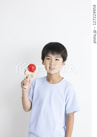 けん玉を持つ子供 127229958