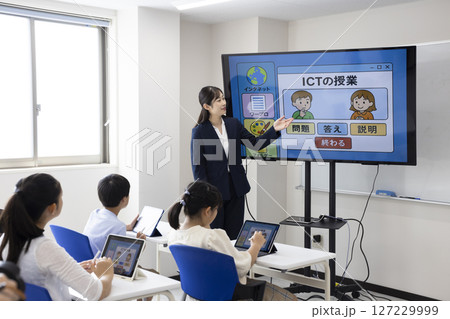 タブレットを使って授業を受ける子ども 127229999