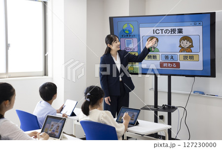 タブレットを使って授業を受ける子ども 127230000