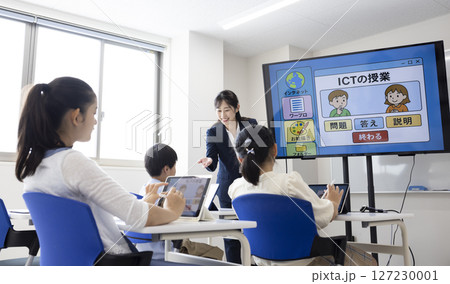 タブレットを使って授業を受ける子ども 127230001