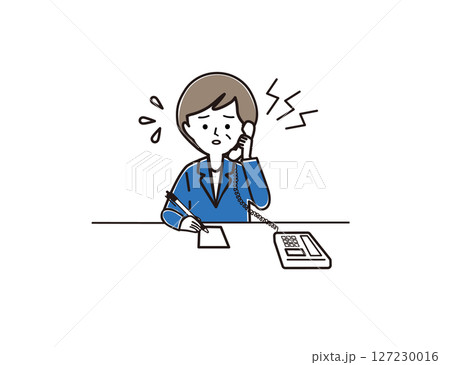 電話でクレーム応対をするミドル世代の女性 127230016