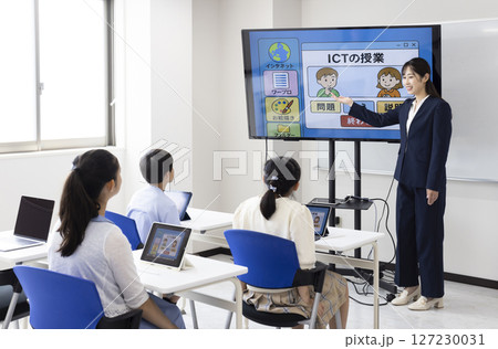 タブレットを使って授業を受ける子ども タブレットを使って授業を受ける子ども 127230031