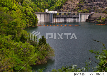 新緑に包まれた龍ヶ鼻ダム 127230204