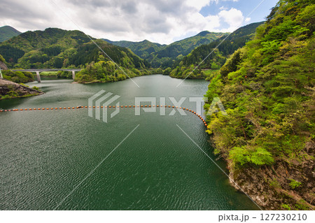 新緑に包まれた龍ヶ鼻ダム 127230210