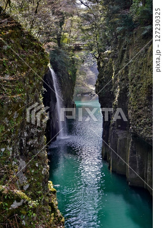 エメラルドグリーンの水面が美しい高千穂峡と真名井の滝 127230325
