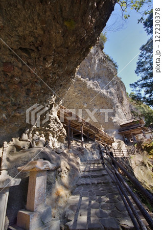 羅漢寺参道　羅漢さんと千体地蔵尊とその先の山門 127230378