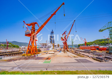 （長崎県）佐世保重工のドックで点検を受ける地球深部探査船「ちきゅう」 127230379