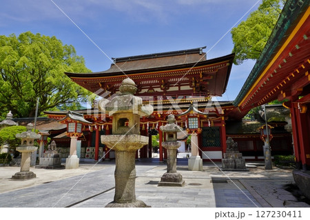 太宰府天満宮　楼門と手水舎 127230411