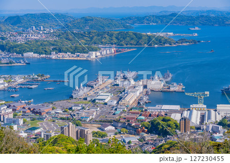 (長崎県)弓張岳展望台から眺める佐世保港 停泊する船舶 (長崎県)弓張岳展望台から眺める佐世保港 停泊する船舶 127230455