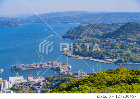(長崎県)弓張岳展望台から眺める佐世保港 停泊する船舶 (長崎県)弓張岳展望台から眺める佐世保港 停泊する船舶 127230457