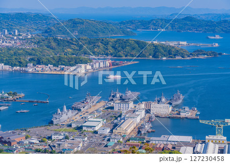 (長崎県)弓張岳展望台から眺める佐世保港 停泊する船舶 (長崎県)弓張岳展望台から眺める佐世保港 停泊する船舶 127230458