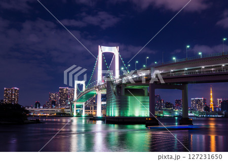 虹色にライトアップされたレインボーブリッジ 127231650