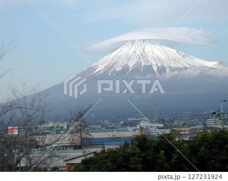 新幹線の車窓から眺める富士山の笠雲・つるし雲 127231924