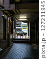 タイル張りの路地から見える道路 127231945