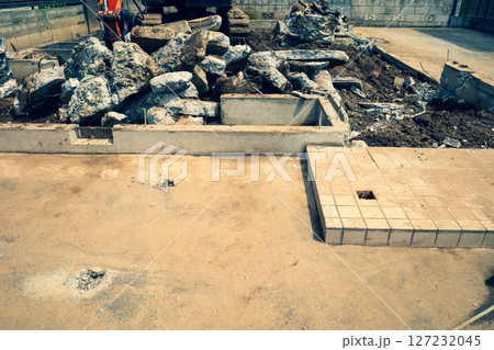住宅の解体工事 解体後のがれき　暖色寒色強調 127232045