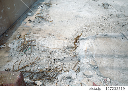 住宅の解体工事 地下室のコンクリートと鉄筋　a-4 ライトカラー 127232219