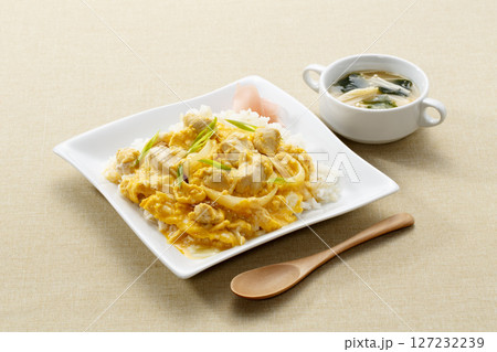 洋食器に盛り付けた親子丼と味噌汁 127232239