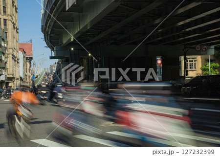 台北大橋高架下の交通渋滞【台湾イメージ】 台北大橋高架下の交通渋滞【台湾イメージ】 127232399